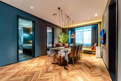 Hidden Art Designer Hotel & Suites -Expansive 2&3-Bedroom Gathering Suites - Near Xi'an Drum Tower & Yongning Gate & Xi'an Museum-Free Laundry Luggage Storage -Freshly Crafted Coffee -24H Front Desk - Cats Cuddle Zone