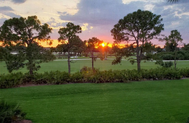 Hidden Gem Bonita Springs Condo. Quiet, convenient. Golf course and sunset veiw