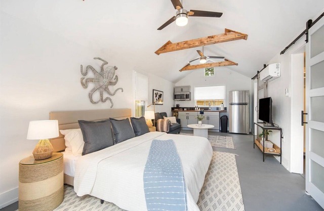 Hidden Gem for Couples, Friends, or Solo King Bed, Parking & Beach Gear