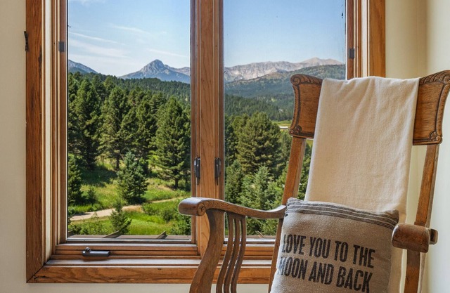 Hidden Hollow- Sweet home with incredible views and a hot tub!