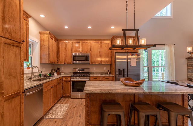 Hideaway House- Modern Cabin with Disc Golf, Pickleball and hot tub