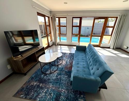 Hideaway-Poolside Comfort cottage 5km to the Beach