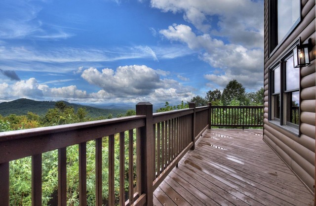 High Five Lodge- Long Distance Mountain View | Hot Tub | Outdoor Fireplace | Game Room
