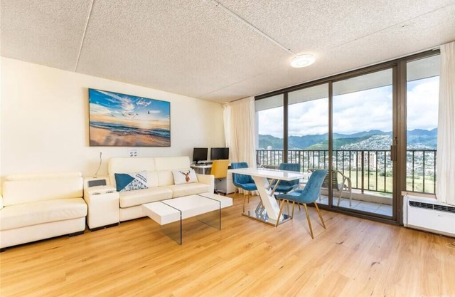 High Floor 1 BD Condo - Steps away from the beach!