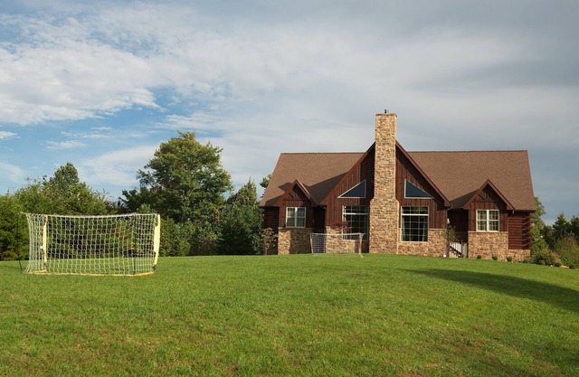 High Point Retreat! Large open concept. Great for family gatherings!