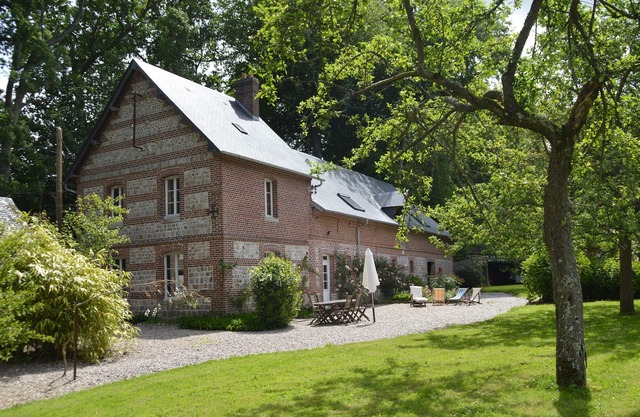 High standing and quiet country house. Large fireplace, only 6km from the coast.