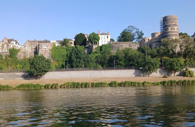 Highly sought-after neighborhood. T2 with parking.