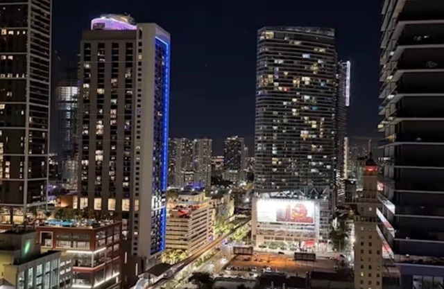 Highrise condo in fantastic Miami with breath taking views min to cruises