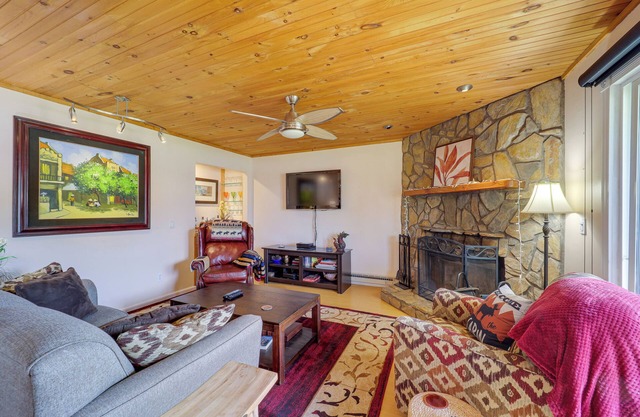 Hike, Bike & Fish: Condo w/Deck in Beech Mountain