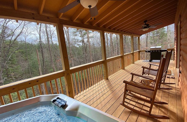 Hiker’s Hideaway Cabin, Forest View, Hot Tub, Fast WiFi, Fireplace
