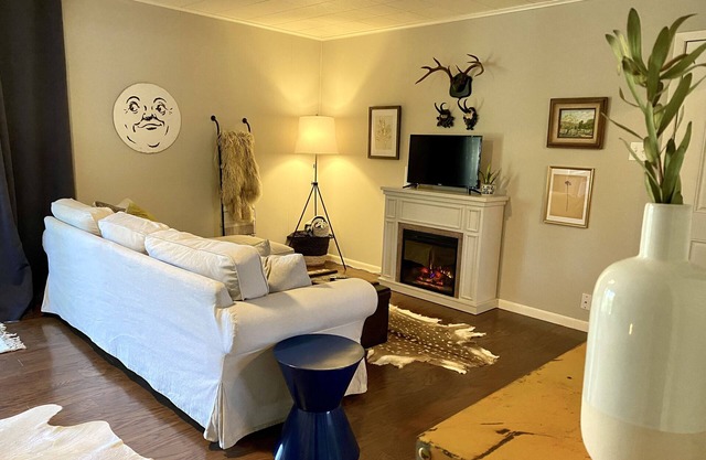 Hill Country Bungalow - Minutes from Attractions