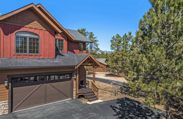 Hillside Hideaway- Family friendly centrally located with AC, Hot Tub, Game Room