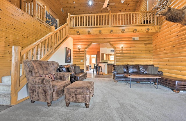 Hillside Hideaway w/Hot Tub & Heated Patio!