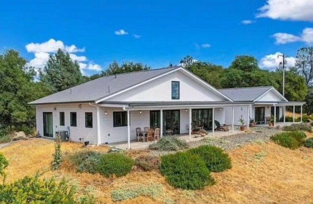 Hilltop Retreat – Wine Country with Ski Resort Access