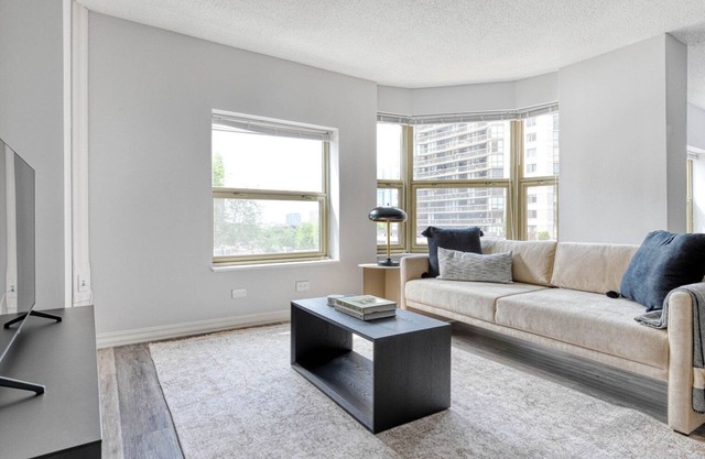 Hip Gold Coast Studio w/Deck, Gym & Lounge, 1 block to L, by Blueground