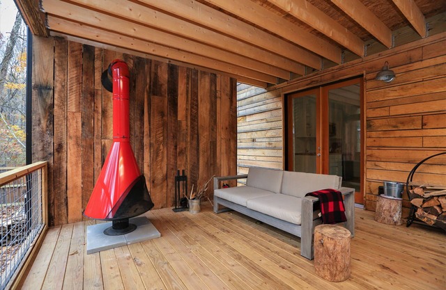 Hip New Scandi cabin + Airstream, hot tub, fire pit, creekside, Uber downtown.