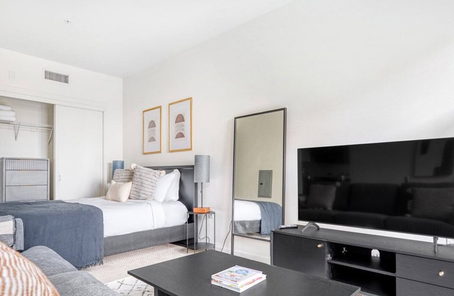 Hip Santana Row Studio w/ Pool & Gym, 10 mins to Google, by Blueground