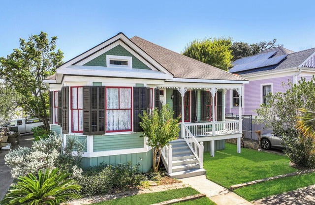 Historic 1903 Queen Anne Cottage-Modern Design-Near Beach,UTMB, Strand-sleeps 4