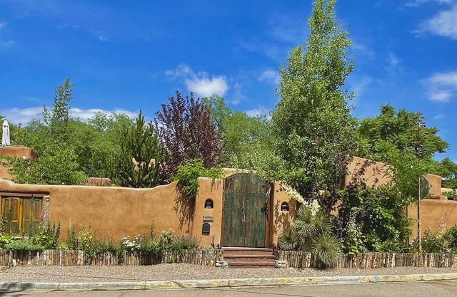 Historic adobe Downtown Compound for Large Groups, Walk to Plaza