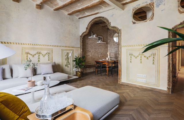 Historic apartment with original frescos next to Ramblas! Daily Cleaning!