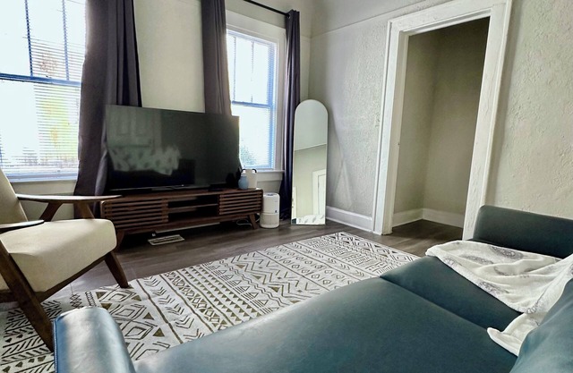 Historic & Cozy 2BR w/TVs, Kitchen & Laundry