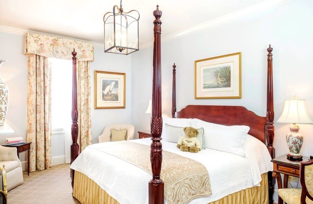 Historic Elegance: Grand King, Planter Inn, Walk to Charleston’s Jewels