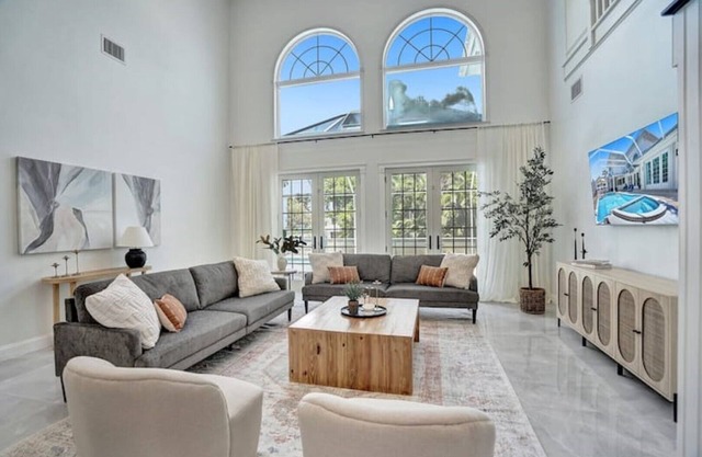 Historic Hollywood Mansion 5 Minutes to the Beach