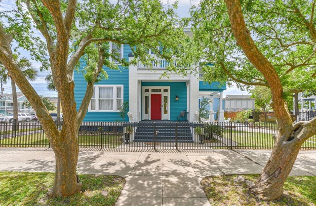 Historic home close to Beach and Downtown