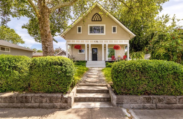 Historic Home just minutes to Whitman and Downtown Walla Walla! Dog friendly!
