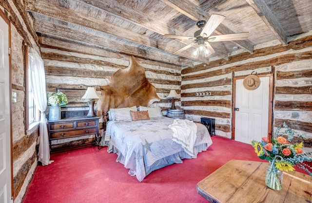 Historic Log Cabin, 2 bedroom, built in 1860s original on site. Great views!