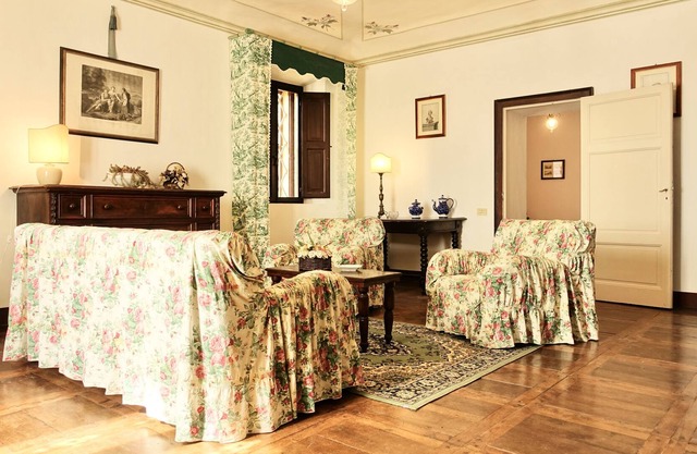 Historic Residence Villa Buonsignori, in the countryside 20 minutes from Siena