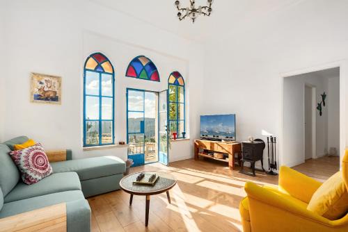 Historical 2 bedrooms home with a Private Jacuzzi