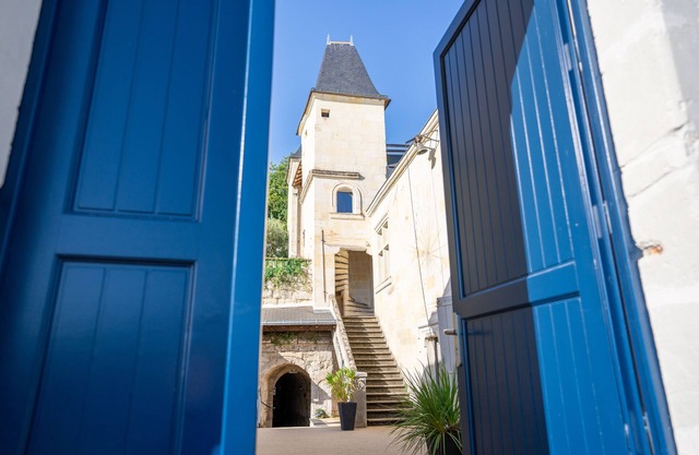 Historical Townhall-school ideal for Family/Friends meetings at the Loire,Saumur