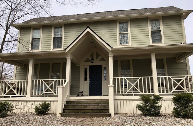 Hoffman Estates-Large Home close to Grand Park!