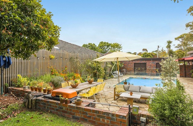Hola - Holiday House with Pool