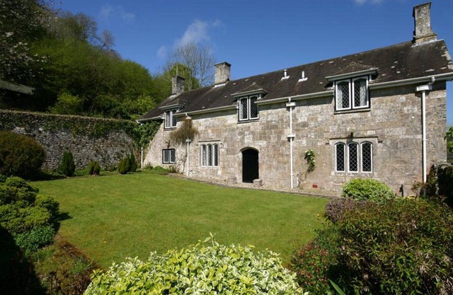 Hole House - Four Bedroom House, Sleeps 8