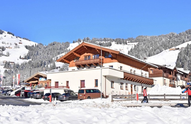 Holiday Apartment with a spa next to the gondola