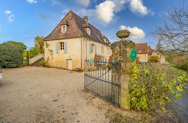 Holiday Apartment "Gite Fénelon" with Shared Heated Pool, Shared Garden & Wi-Fi