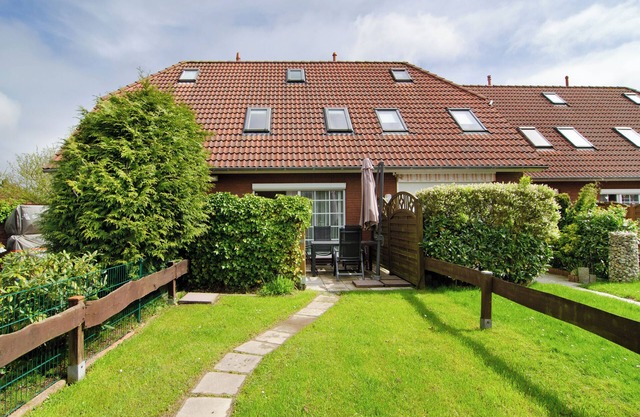 Holiday Apartment 'Ferienhaus Deichblick Nessmersiel' with Private Terrace, Private Garden and Wi-Fi