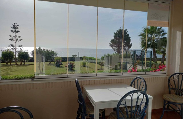 Holiday Apartment Seafront with Sea View, Covered Terrace & Wi-Fi