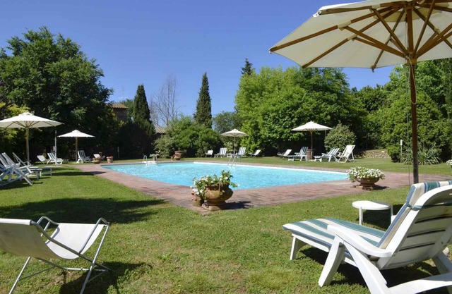 Holiday apartment with outdoor pool and WiFi