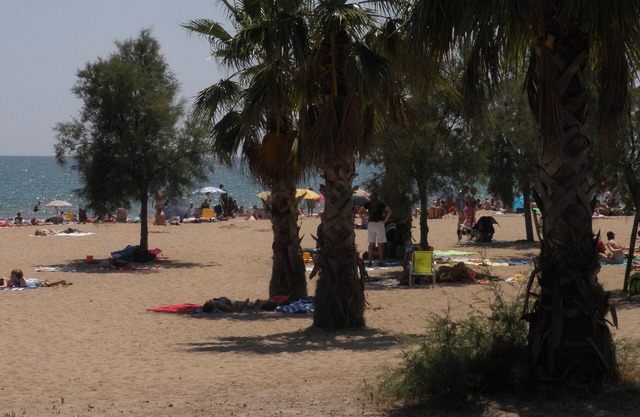 Holiday apartment with swimming pool, on the beach, near the port, WiFi