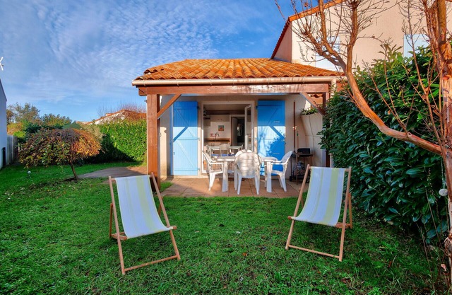 Holiday's residence with a pool, house for 4