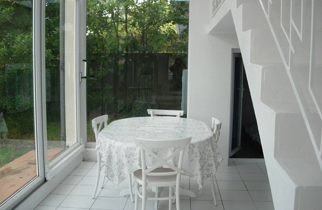 Holiday house between river and ocean