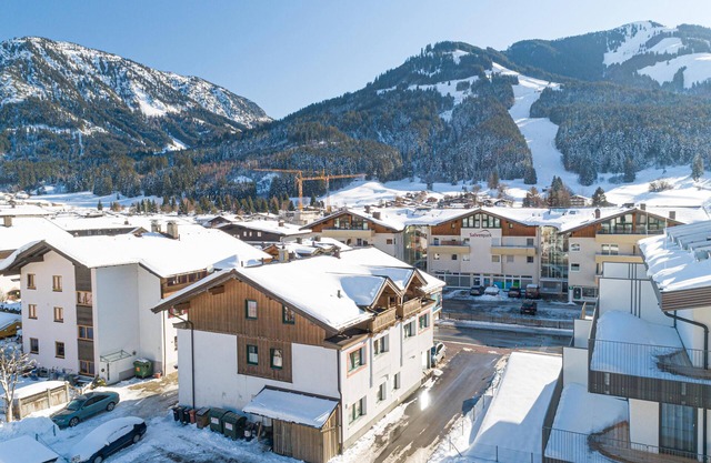Holiday home 900 m from the ski lift
