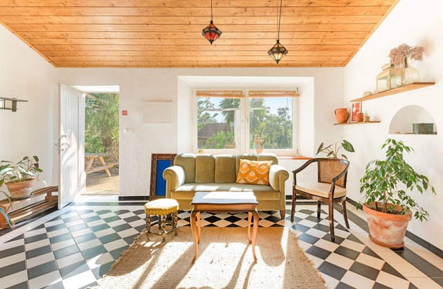 Holiday Home 'Casa Sol' with Private Terrace, Shared Garden and Wi-Fi