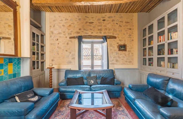 Holiday Home 'Demeure Vigneronne Avec Jardin' with Mountain View, Private Terrace and Wi-Fi