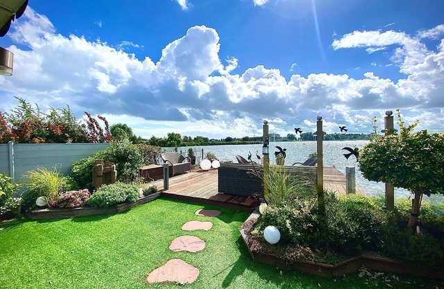 Holiday home directly on the lake