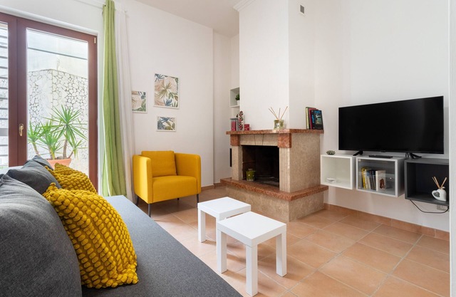 Holiday Home 'Fiordiloto Apartment' with Private Terrace, Wi-Fi and Air Conditioning