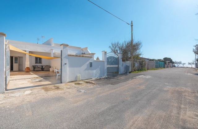 Holiday home with veranda and parking near the sandy beach of Punta Prosciutto